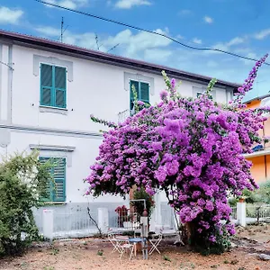 Casa Elegante In Mezzo Al Apartment